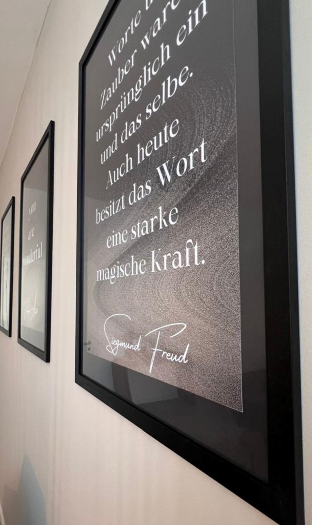 Bild aus der Praxis, es zeigt Sprichwörter an einer Wand